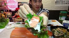 奔弛哥吃一大条三文鱼一口一大块