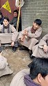 拍戏现场三百一天的群众演员你们愿意吃苦吗