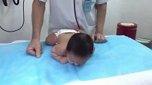 医生给小宝宝做检查，宝宝好乖，由着医生来回摆布不哭不闹