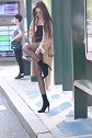 街拍美女时尚达人，公交车站偶遇黑丝大长腿高跟美女太美了