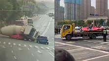 惨烈!济南一水泥车侧翻将轿车压成“纸片” 致车内2人死亡