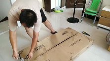小伙网上买的电脑桌，拆开一看，一堆木板，怎么办呢？