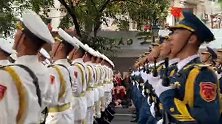 解放军仪仗司礼亮相越南，步履铿锵气场拉满，路人欢呼尖叫声不断