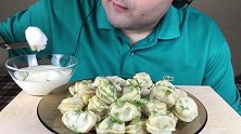 胡子小哥吃一盘子水饺，虽然看着不怎么样，但是味道超级棒