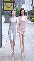 时尚辣妈和女儿逛街，你们能分清他俩吗