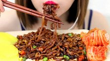 色泽超级棒的韩式炸酱面，吃一口就感觉身心舒畅，太美味了