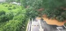实拍：暴雨导致山体滑坡 泥石倾泻而下斩断公路