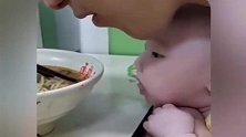 你这当爹的，倒是给我来一口啊！