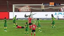 下半场补时第3分钟上海上港球员穆伊射门 - 打偏