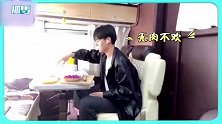 胡一天在保姆车里直播炸猪排，没想到却成翻车现场，拿砧板防溅油