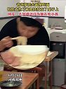 河南郑州：爸爸带娃去面馆吃面，怕娃太热了就把娃放在桌子上