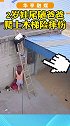 想想后怕！2岁娃尾随爸爸爬上木梯险摔伤  警惕