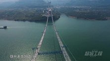 拍摄跨江悬索桥修建过程，在百米江面高空作业，光看着就让人紧绷