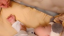 自从生了这个小可爱，爸爸就有口福了，每天都有“小猪蹄”品尝！