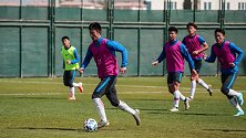 申花阿布扎比集训 冯潇霆曾诚融入球队