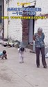 两萌娃学习老奶奶走路，一个比一个到位可爱 搞笑 萌娃日常