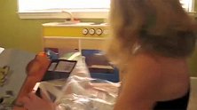 妈妈和女儿说话，穿着奇装异服的人出来，吓到了女孩了！