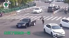 女司机错挂倒档被甩出车外 路旁辅警果断跳上车化解危机