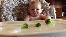 小宝宝第一次吃花椰菜，不爱吃又怕妈妈不喜欢，偷偷扔掉，太可爱