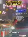 湖北襄阳：女子排队加油时遇插队 随后站雨中对其大喊