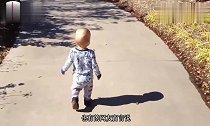 宝宝人生第一次看到影子,接下来宝宝的反应,全家人快笑抽了