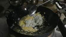 94年厨师长教你做酱油蛋炒饭，学会这样炒，剩米饭不发愁了