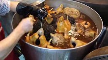 这一大锅卤水鹅价值过万，几十种香料混制而成的卤子，造就这一锅
