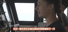一头庞然大物被困海中，身上缠满了渔网，多亏有人出手相助
