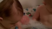 真是吸引人眼球！纯洁无瑕的孩子，看起来真是好漂亮啊！