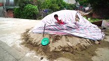 躲在沙堆里吓人，这小伙太会玩了