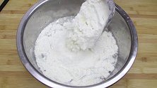 韭菜盒子新吃法，不揉面不擀面，筷子一搅，薄皮大馅，做法超简单