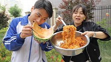 搞笑剧：美女卖奇葩口味火鸡面，学渣不花一分钱吃10碗，真逗！
