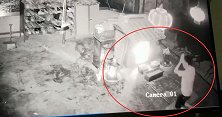 偷香火钱不忘拜神！监控下，男子盗窃功德箱这波操作亮了 