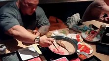 小伙子吃太多份涮羊肉，本都回来了，老板哭晕在厕所！
