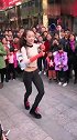 美女的《鬼步舞》活泼热辣，与众不同，围观市民闪眼睛！