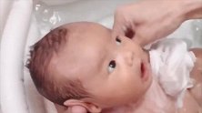 给1个月大的宝宝洗澡，宝宝呆萌的表情把心都融化了！