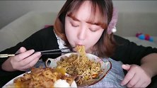 小姐姐吃牛杂面一口能塞这么多面，真优秀！