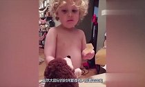 1岁娃自己坐客厅2个小时，不哭也不闹，爸爸靠近一看笑抽了