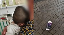 女婴被高坠洗发水砸中反复抽搐 父亲：医院已发病危通知书