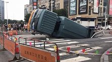 突发！杭州2个地点同时出现路面塌陷 两坑皆有车辆陷入
