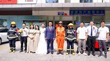 山东烟台：消防员被新郎新娘求合影，原因竟是