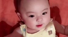刚睡醒的宝宝尝小脚丫，下一秒宝宝魔性反应，太逗啦
