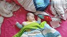 妈妈好不容易把宝宝哄睡了，一听哥哥来了立马就醒，太气人了