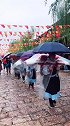 雨中纳西婚礼，别有民族特色，祝福天下有情人终成眷属。