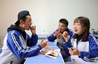 学渣自制美食大套餐：辣片卷火腿肠，学霸肉夹馍都不吃了，真香！