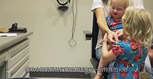 5胞胎中的老三收到了一份特殊礼物，之后小娃的反应，有意思了