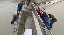 女子悬挂大桥护栏外路人合力救援 落水瞬间施救人群哀婉连连