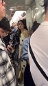 街拍杭州美女杭州地铁一号线，小姐姐素颜实在太美了！