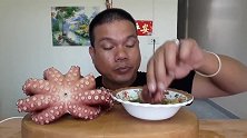 泰国大叔吃八爪鱼，蘸料上乘，吃得很香脆