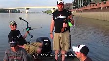 别人是钓鱼，老外却是“射鱼”，被箭贯穿的大鱼无一不是透心凉！